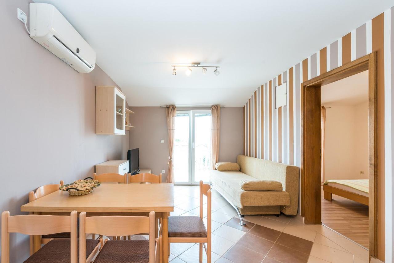 Apartments Mahnet Vir Rum bild